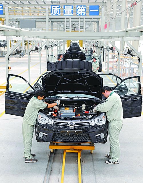 　　4月16日，新鄉(xiāng)市新能電動(dòng)汽車有限公司的工作人員在電動(dòng)汽車生產(chǎn)流水線上作業(yè)。目前，新鄉(xiāng)現(xiàn)有規(guī)模以