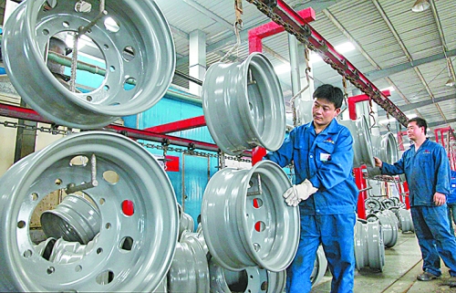 4月25日，許昌恒豐實(shí)業(yè)有限公司的員工正在生產(chǎn)重卡車輪。喬利峰 攝