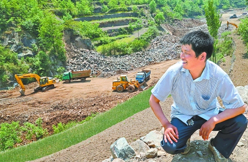 　　5月5日，魯山縣趙村鄉(xiāng)關(guān)岈村青年時軍偉看著正在建設(shè)的兩座小型水庫開心地笑了。他1994年開始外出
