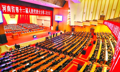 　4月1日下午，河南省第十二屆人民代表大會(huì)第二次會(huì)議在省人民會(huì)堂開(kāi)幕。 記者 郭 宇 董 亮 攝