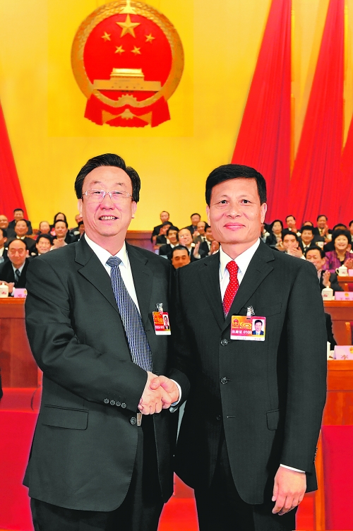 4月2日上午，新當選的省人大常委會主任郭庚茂與新當選的省人民政府省長謝伏瞻親切握手。郭宇 董亮 攝