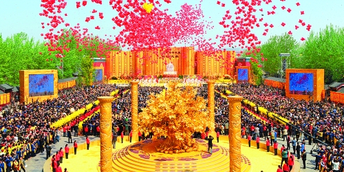 癸巳年黃帝故里拜祖大典于4月12日上午在新鄭舉行，來自海內(nèi)外的炎黃子孫，共同祭拜中華民族的人文始祖軒