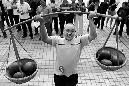節(jié)會現(xiàn)場，一位瓜農(nóng)正在表演西瓜舉重。