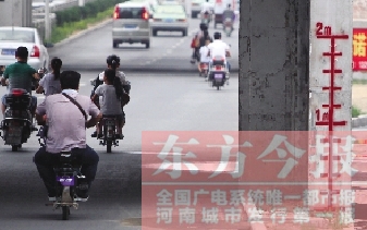 昨日，鄭州市航海路與京廣鐵路立交橋下，用紅線標(biāo)注的“水位警戒線”