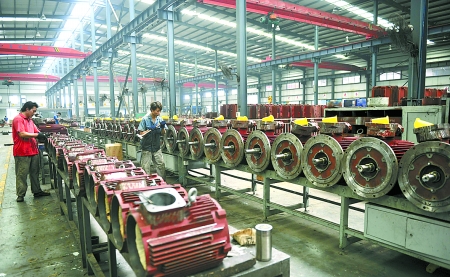8月9日，南陽微特防爆電機(jī)有限公司員工生產(chǎn)出口訂單產(chǎn)品。