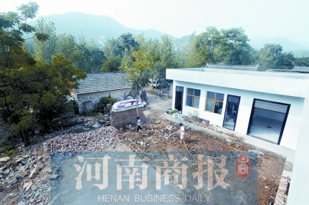 新校舍旁邊，是徐云玲和學生們用了多年的石頭校舍 河南商報記者 鄧萬里/攝