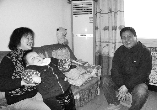 恩人找到了、飯碗保住了，張新明（右）與原竹青都開心地笑了。