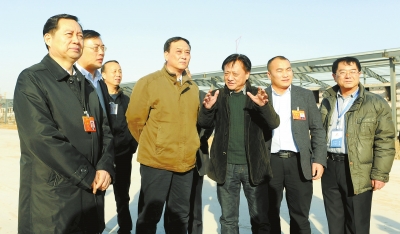 　　鄭州手拉手集團(tuán)董事長賈長明（右三）向省農(nóng)業(yè)廳廳長朱孟洲（右四），省政府副秘書長、省政府駐京辦主任