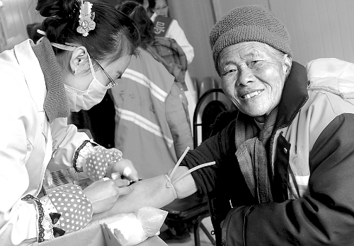 1月14日，汝南縣為全縣460多名環(huán)衛(wèi)工人免費(fèi)進(jìn)行心電圖、胸透等13項(xiàng)健康檢查，并建立了個(gè)人健康檔案