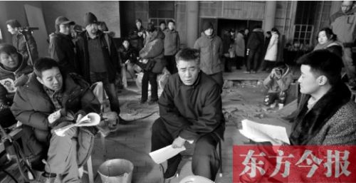 導(dǎo)演安建（左）、主演陳寶國等坐在一起說戲