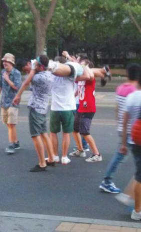 外籍男子當街肩扛、腳踏醉漢