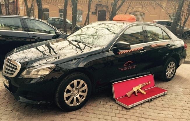 俄出租車發(fā)現(xiàn)純金AK步槍 至今無(wú)人認(rèn)領(lǐng)