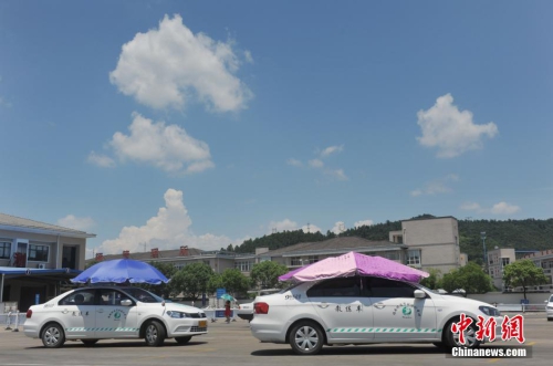 杭州一駕?，F(xiàn)遮陽新招 教練車車頂撐傘