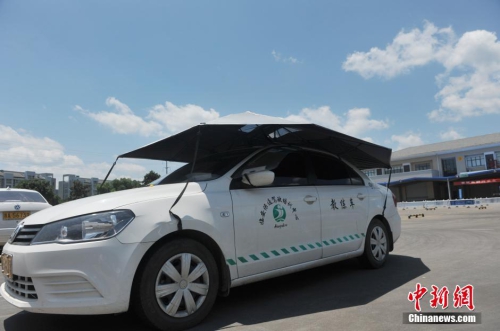 杭州一駕?，F(xiàn)遮陽新招 教練車車頂撐傘