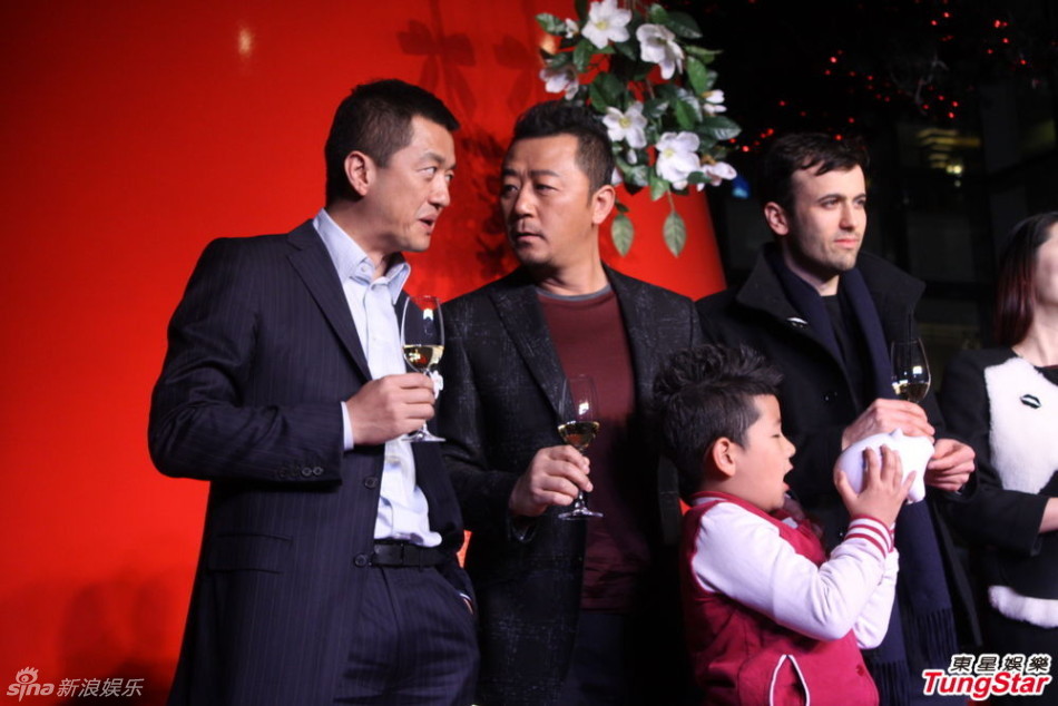 李亞鵬、郭濤父子相活動(dòng)