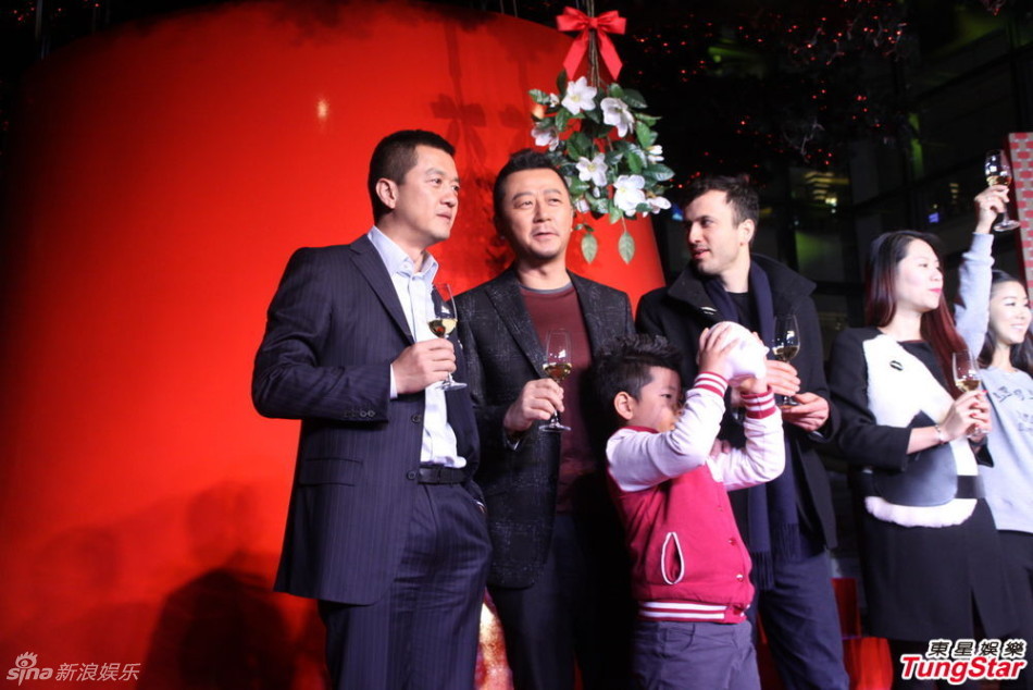 李亞鵬、郭濤父子相活動(dòng)