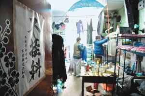 寢室門上的招貼表達了學生們的愿望，其實不逃課、少逃課才是不掛科的保證