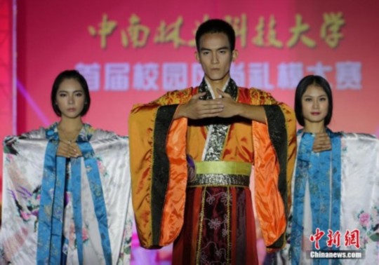 ?；ㄐ２萃_示范中華禮儀 展現(xiàn)漢服風(fēng)采