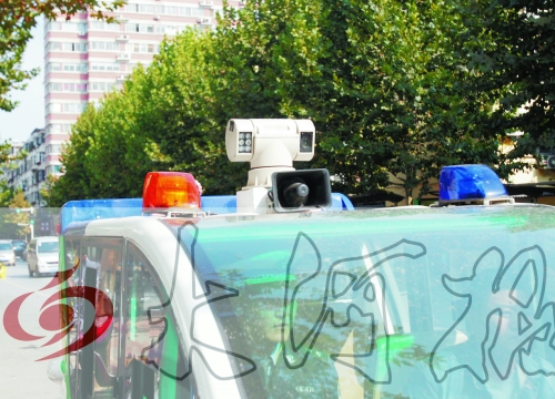巡查車車頂裝有360度攝像頭,對路面違章停車行為抓拍取證。