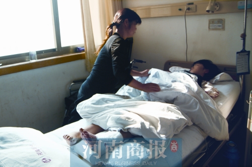 14歲的小美躺在病床上，左腿摔傷的部位還纏著繃帶