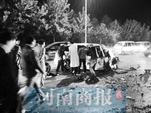 慘劇現(xiàn)場(chǎng)，眾人紛紛上前施救，有人拉住變形的車(chē)門(mén)，為傷者爭(zhēng)取救援時(shí)間