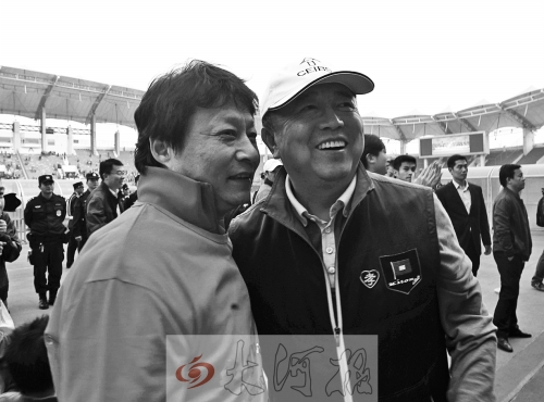 比賽結(jié)束后，老胡熱情擁抱老唐。