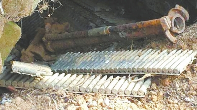 新縣村民掃墓時發(fā)現(xiàn)"軍火庫" 有機槍、迫擊炮等重武器