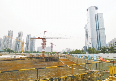 中州大道與金水東路東北角，正在建一座大型停車場(chǎng)。