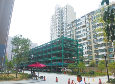 商城路與英協(xié)路交叉口附近的濱河綠苑小區(qū)內(nèi)，剛剛建好一個(gè)立體停車場(chǎng)。