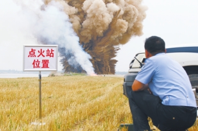 民警點(diǎn)火，引爆爆炸物品。