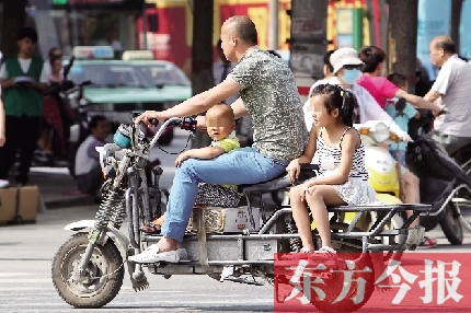 這樣帶著孩子，一個(gè)剎車，孩子就有可能摔下車