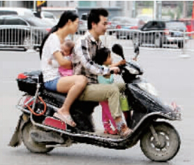 帶著孩子騎電動車，安全一定要放在第一位。