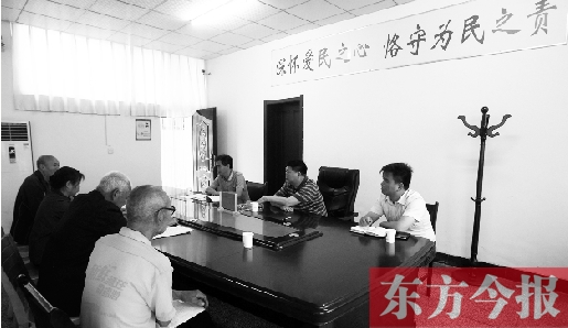 6月16日，幾位蘭考市民在向縣委副書記毛衛(wèi)豐反映問題。