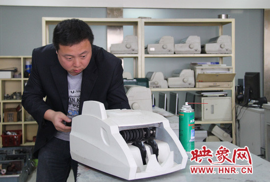 陸涌每天的工作就是和機(jī)器“談心”、發(fā)現(xiàn)故障、修好它們。