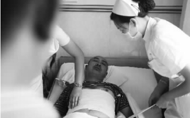 昨天，鄭州市第一人民醫(yī)院，被打傷的鄭州管城區(qū)執(zhí)法隊(duì)員唐建偉在接受治療。