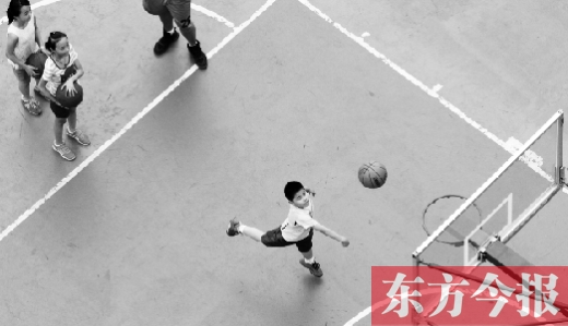 7月2日，河南工業(yè)大學(xué)籃球場內(nèi)，幾名孩子正在接受籃球訓(xùn)練