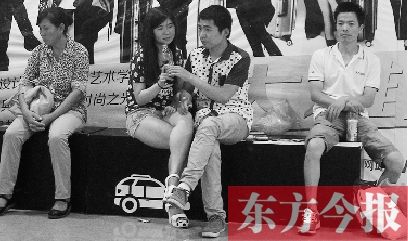 昨天，火車站地一大道納涼點(diǎn)已有許多市民坐在商場的椅子上乘涼