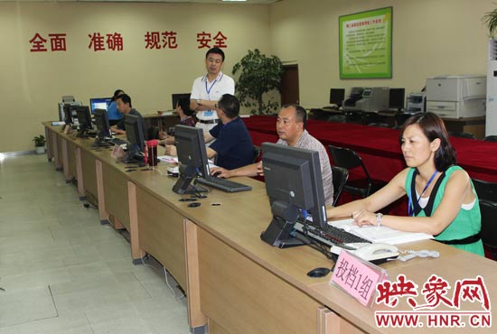 今年我省高招錄取工作正在平穩(wěn)正常開展，圖為投檔組工作人員。