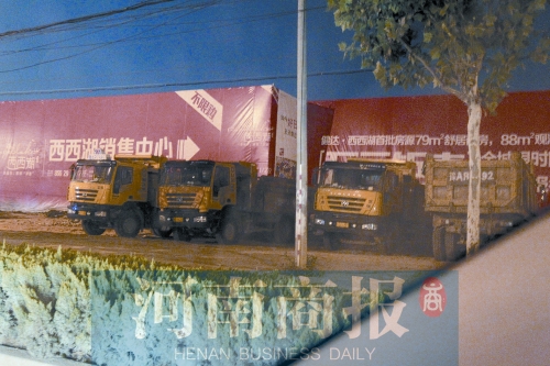 昨夜，記者發(fā)現(xiàn)一些工地外，渣土車們正在“休息”記者 鄧萬里/攝