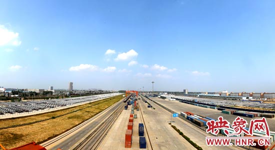 鄭州鐵路集裝箱中心站內(nèi)，滿載貨物的國際班列從這里開出。段晉哲/攝