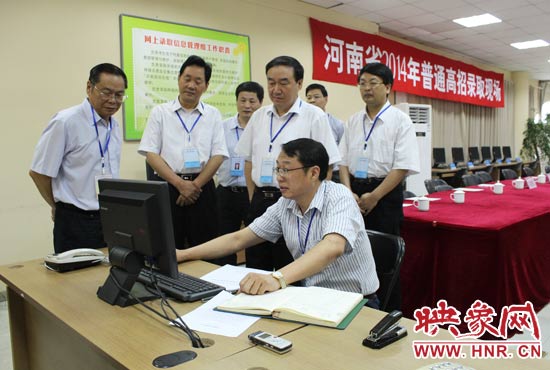 副省長(zhǎng)徐濟(jì)超在高招錄取現(xiàn)場(chǎng)聽取工作人員匯報(bào)。