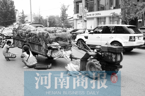 兩車相蹭后，小陳與妻子慌了神