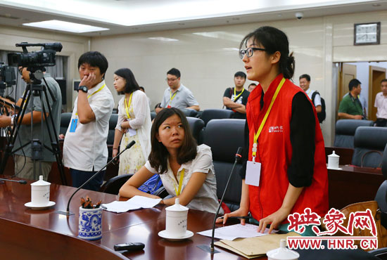映象網(wǎng)記者就網(wǎng)友關(guān)心熱點(diǎn)問(wèn)題向省教育廳副廳長(zhǎng)尹洪斌提問(wèn)。
