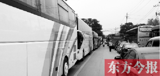 昨日，只能由東向西單行的鄭州市城南路上，闖進(jìn)了由西向東行駛的大巴車，造成嚴(yán)重交通擁堵