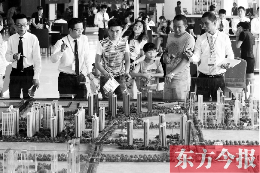 昨天上午，在鄭州市區(qū)一售樓部?jī)?nèi)，看房的顧客比平時(shí)多了不少