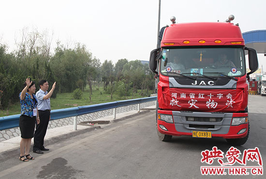 運(yùn)送救災(zāi)物質(zhì)的貨車出發(fā),奔赴災(zāi)區(qū)。