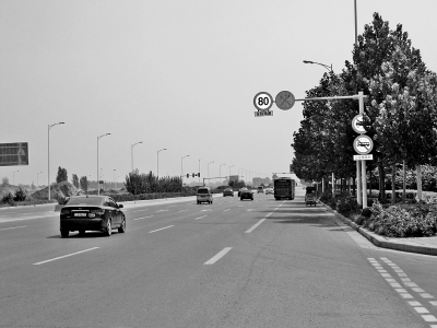 走訪鄭開(kāi)大道，記者發(fā)現(xiàn)路上的限速標(biāo)志已明顯減少。