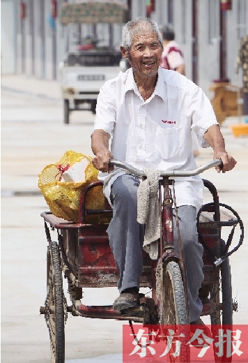 83歲的胡新有老人每天下午都騎著三輪車出門撿廢品，換的錢都捐了出去