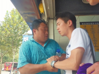 記者正查看照片，突遭藍(lán)衣男強(qiáng)搶手機(jī)。