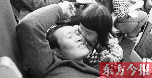 女兒嘟嘟不時的親吻是他最好的“鎮(zhèn)痛藥”。